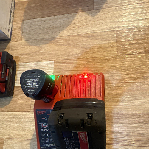 Milwaukee m12 18ac 12v 18v - milwaukee, 12v/18v